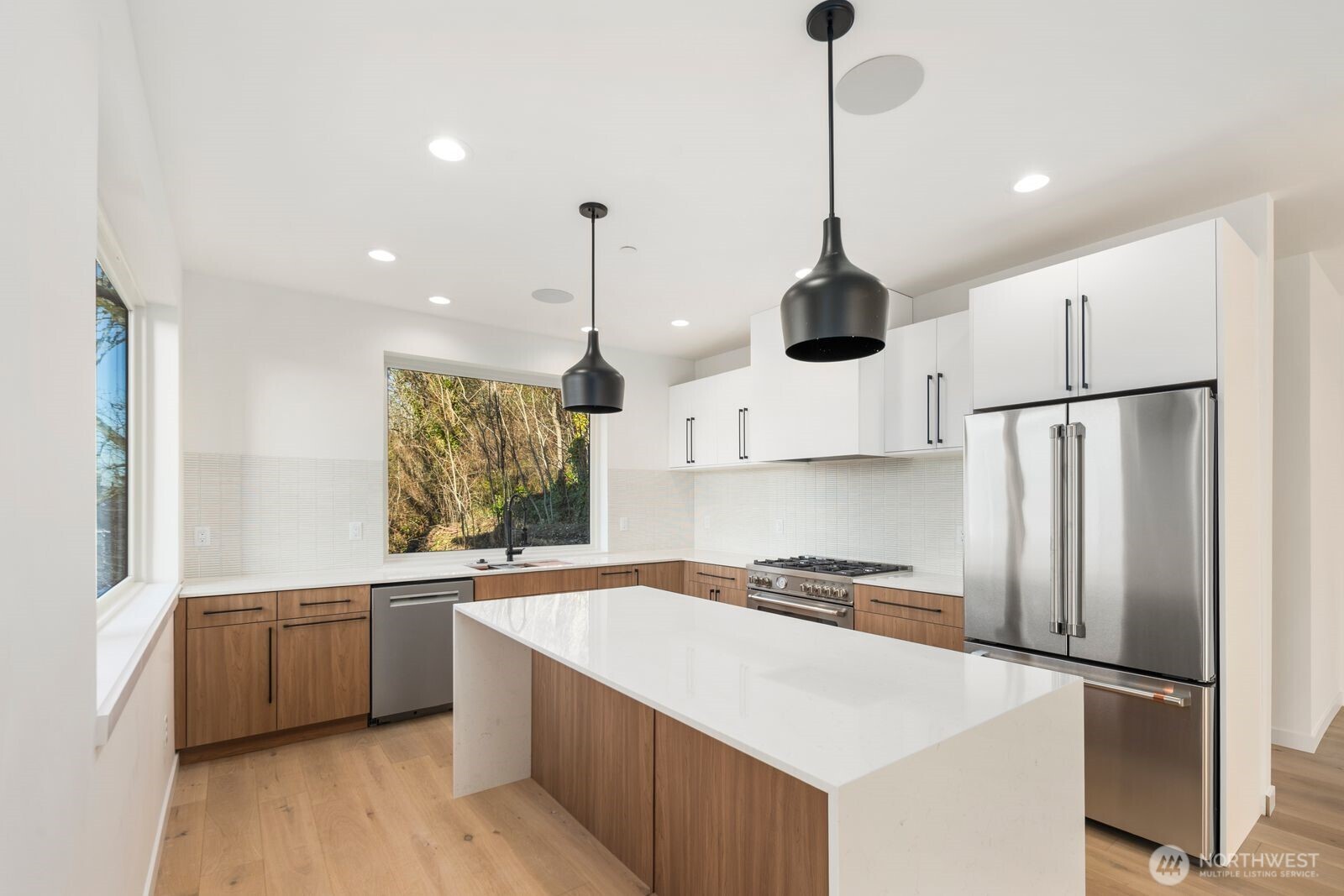 5246 23rd Avenue Southwest Seattle, WA 98106 - Photo 2 of 27