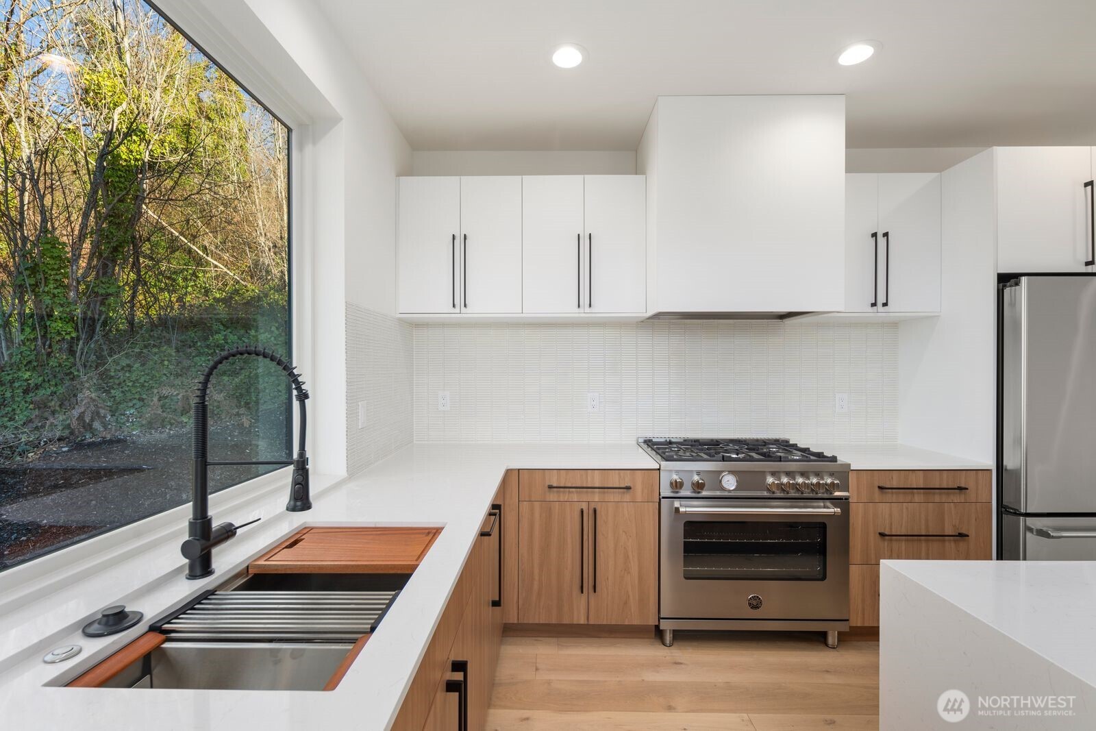 5246 23rd Avenue Southwest Seattle, WA 98106 - Photo 3 of 27