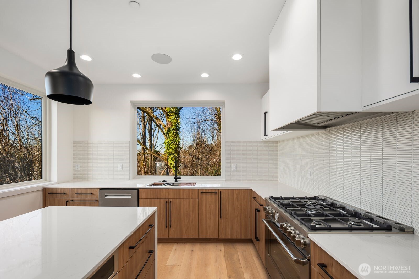 5246 23rd Avenue Southwest Seattle, WA 98106 - Photo 4 of 27