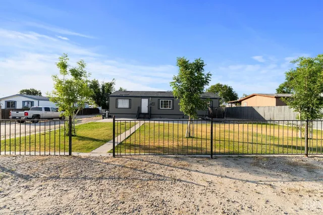 a view of a house with a backyard