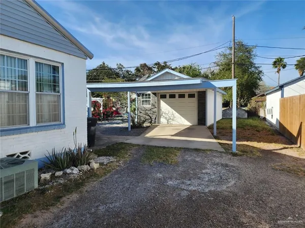 a view of a house with backyard