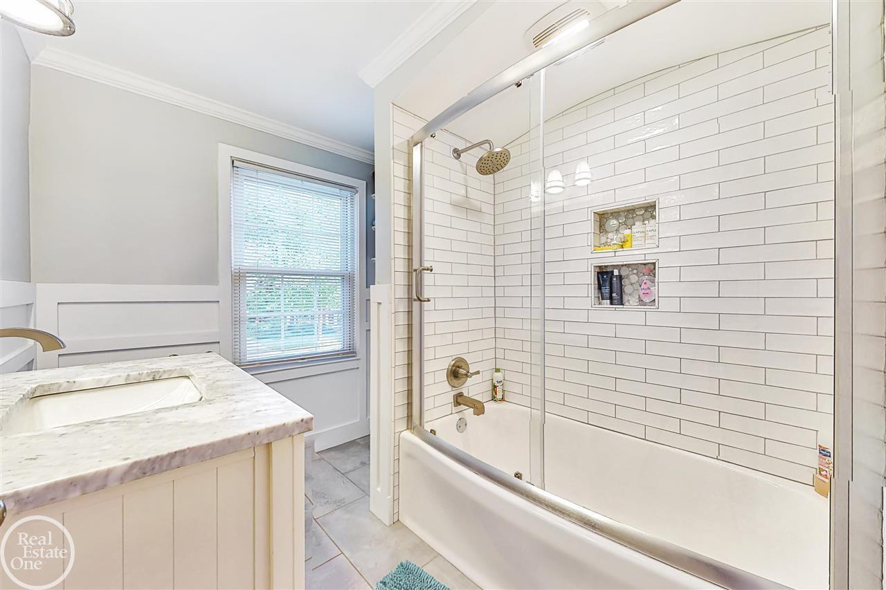 1887 Broadstone Road Grosse Pointe, MI 48236 - Photo 24 of 41 50056413-23.JPG