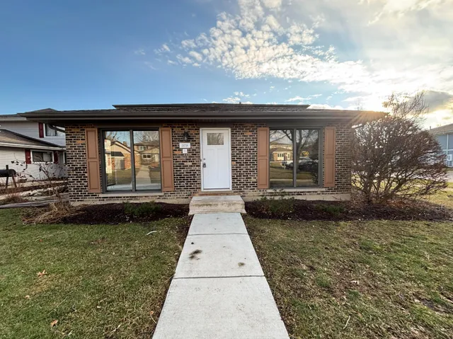 $239,900 | 2S739 Winchester Circle East, Unit 1, Warrenville, IL 60555