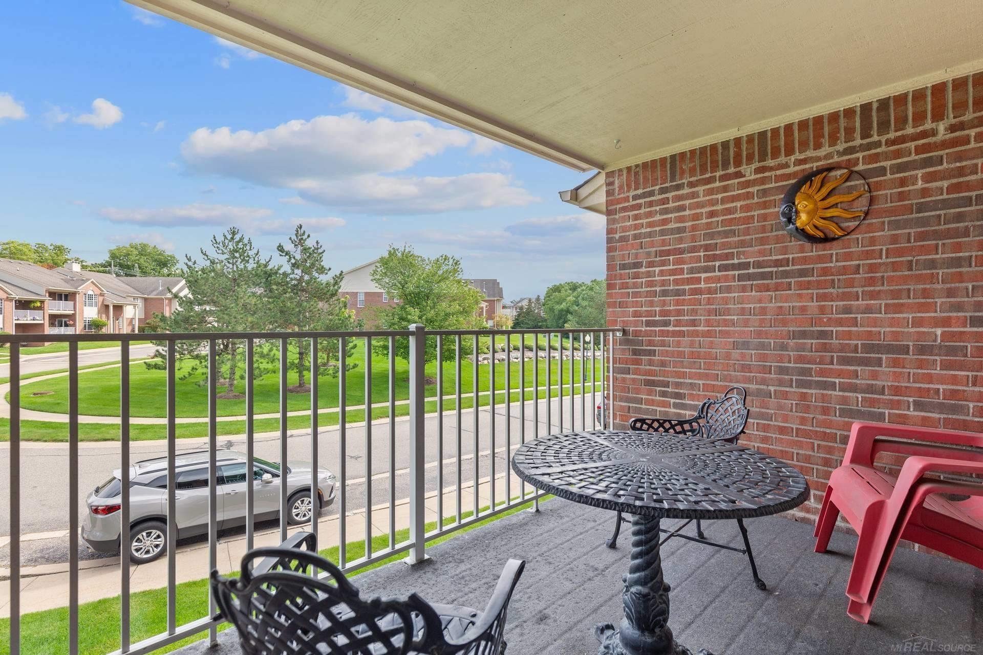 1958 Flagstone Circle Rochester, MI 48307 - Photo 3 of 28 50122543-2.JPG