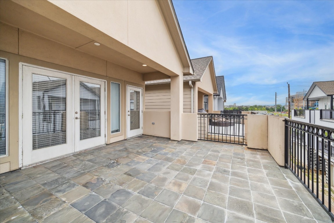 3041 Clinton Drive Houston, TX 77020 - Photo 24 of 29 a view of a balcony