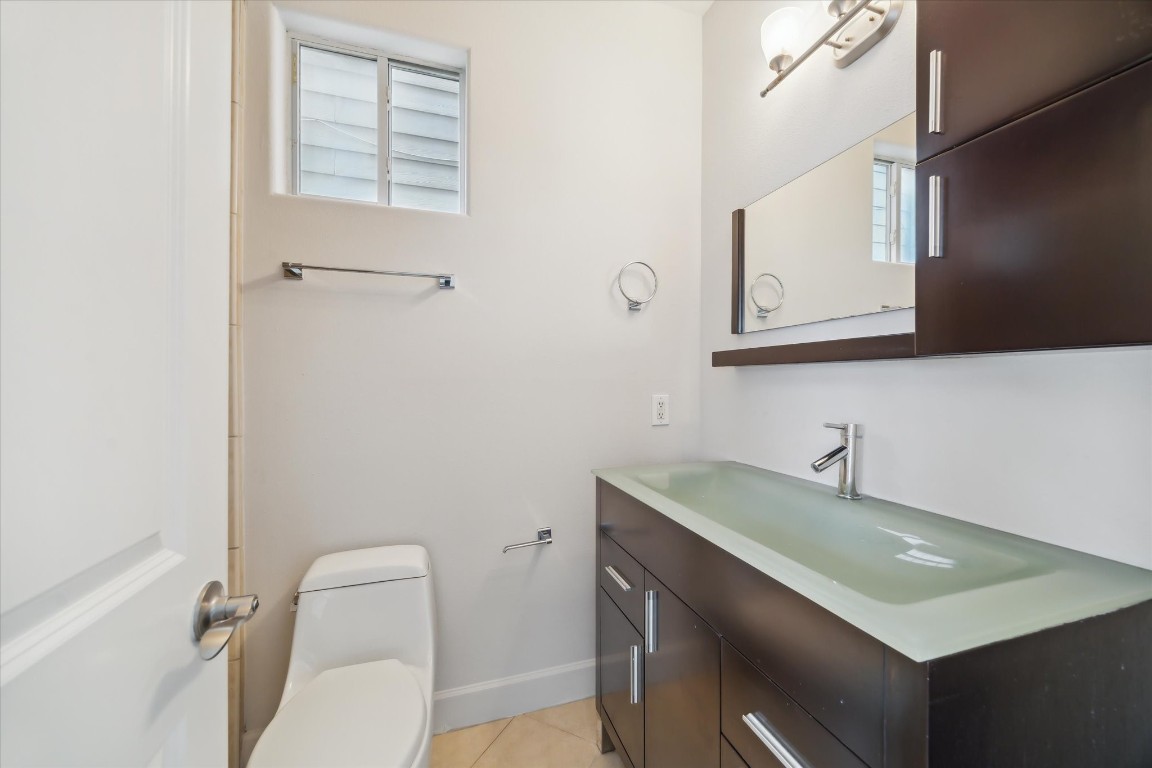 3041 Clinton Drive Houston, TX 77020 - Photo 6 of 29 a bathroom with a sink and a toilet