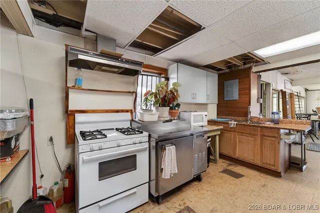 $374,500 | 2001 State Highway 42, Brumley, MO 65017