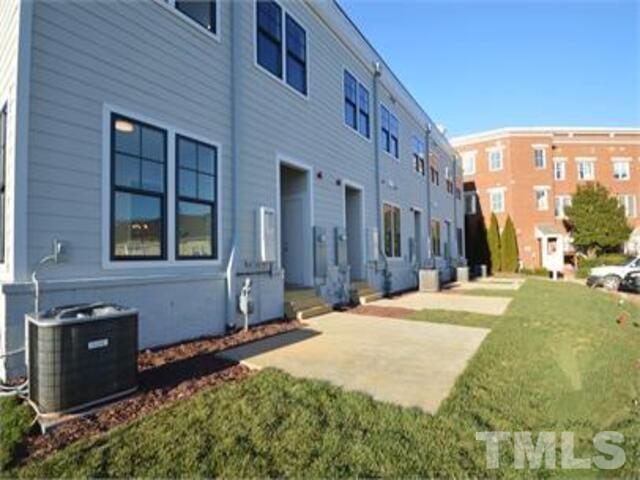 126 Philip's Square Chapel Hill, NC 27516 - Photo 21 of 25 a backyard of a house