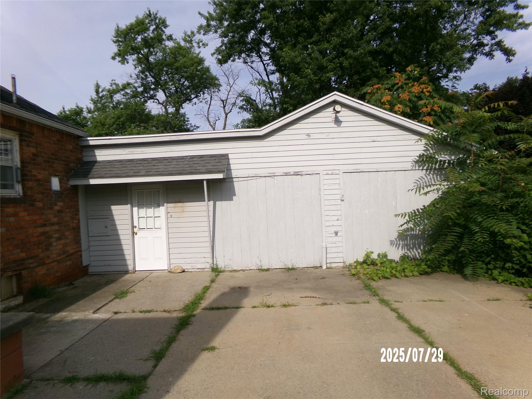 3052 South Center Road Burton, MI 48519 - Photo 4 of 13 229_0285.JPG