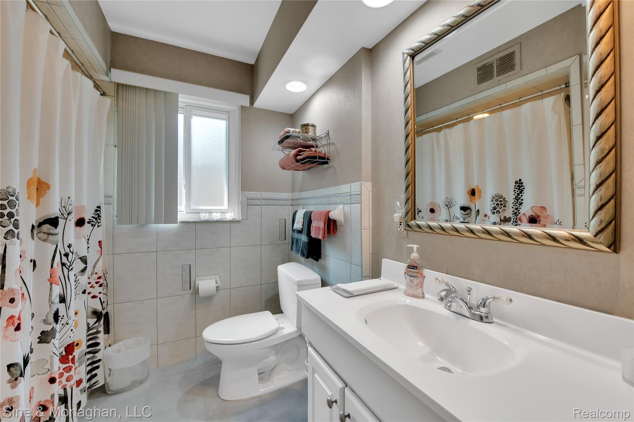 954 Harcourt Road Grosse Pointe, MI 48230 - Photo 27 of 46 956 Harcourt - HD Drone Photography-35.jpg