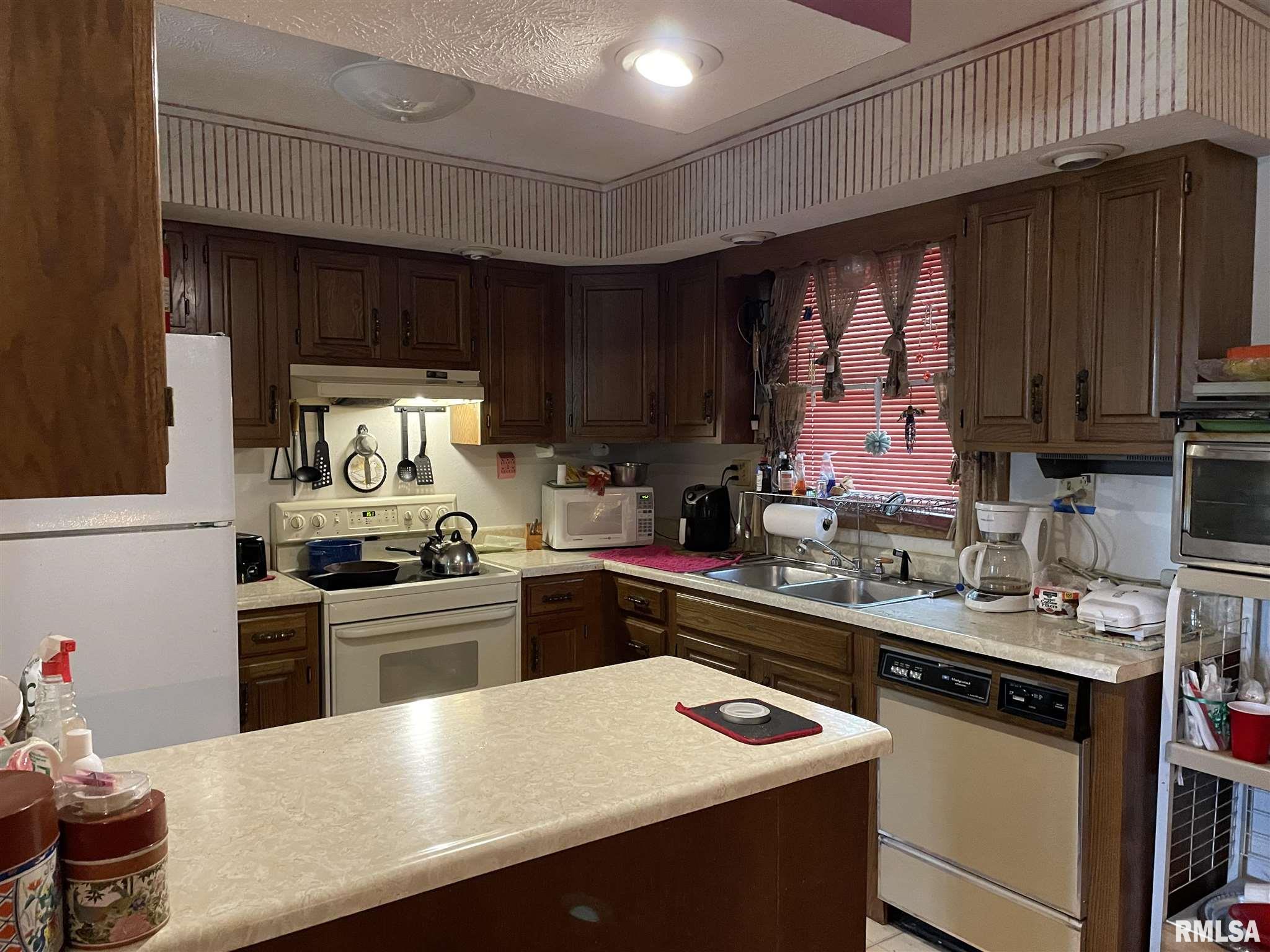 401 North 8th Street Elkville, IL 62932 - Photo 11 of 16