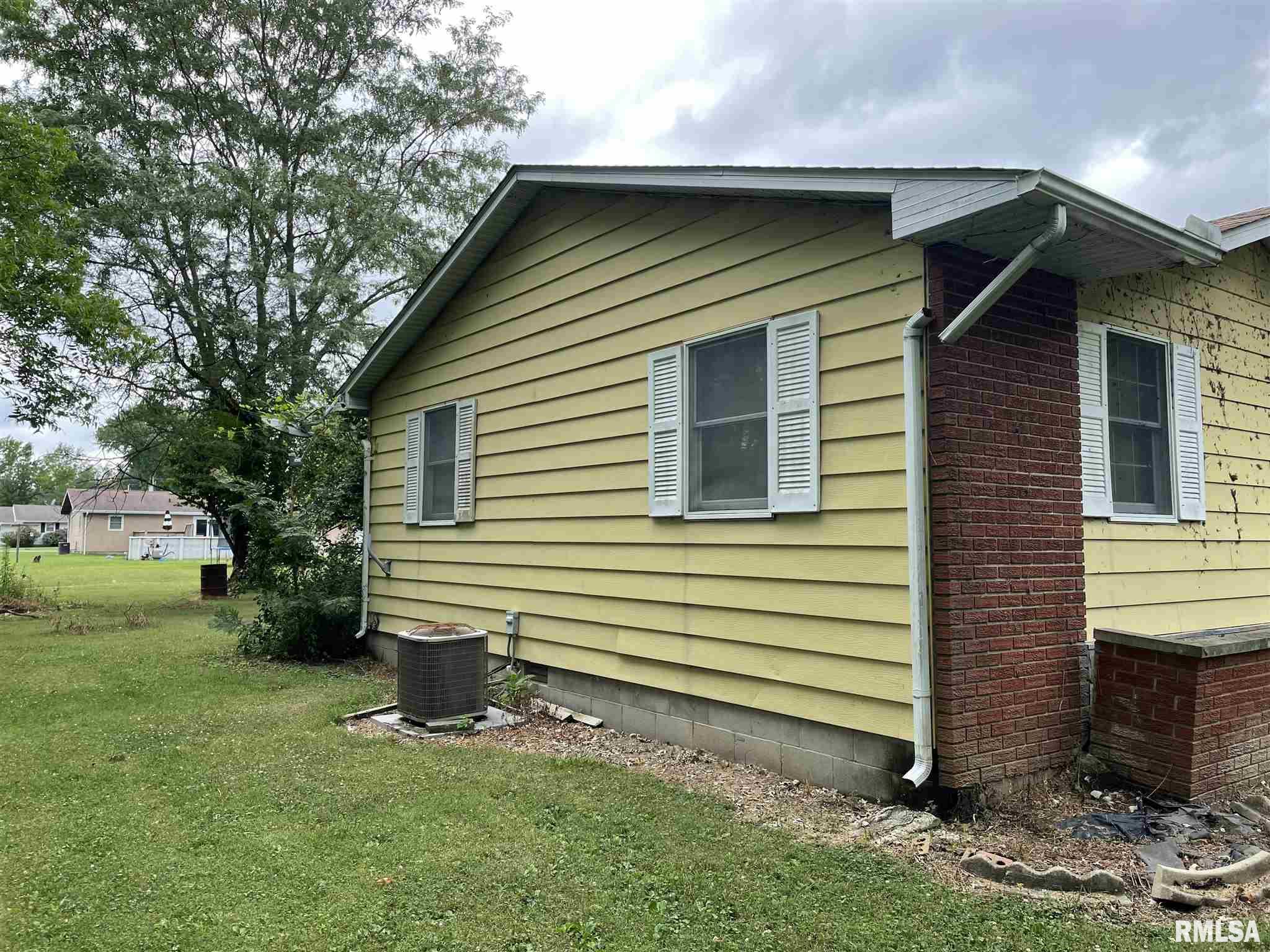 401 North 8th Street Elkville, IL 62932 - Photo 2 of 16