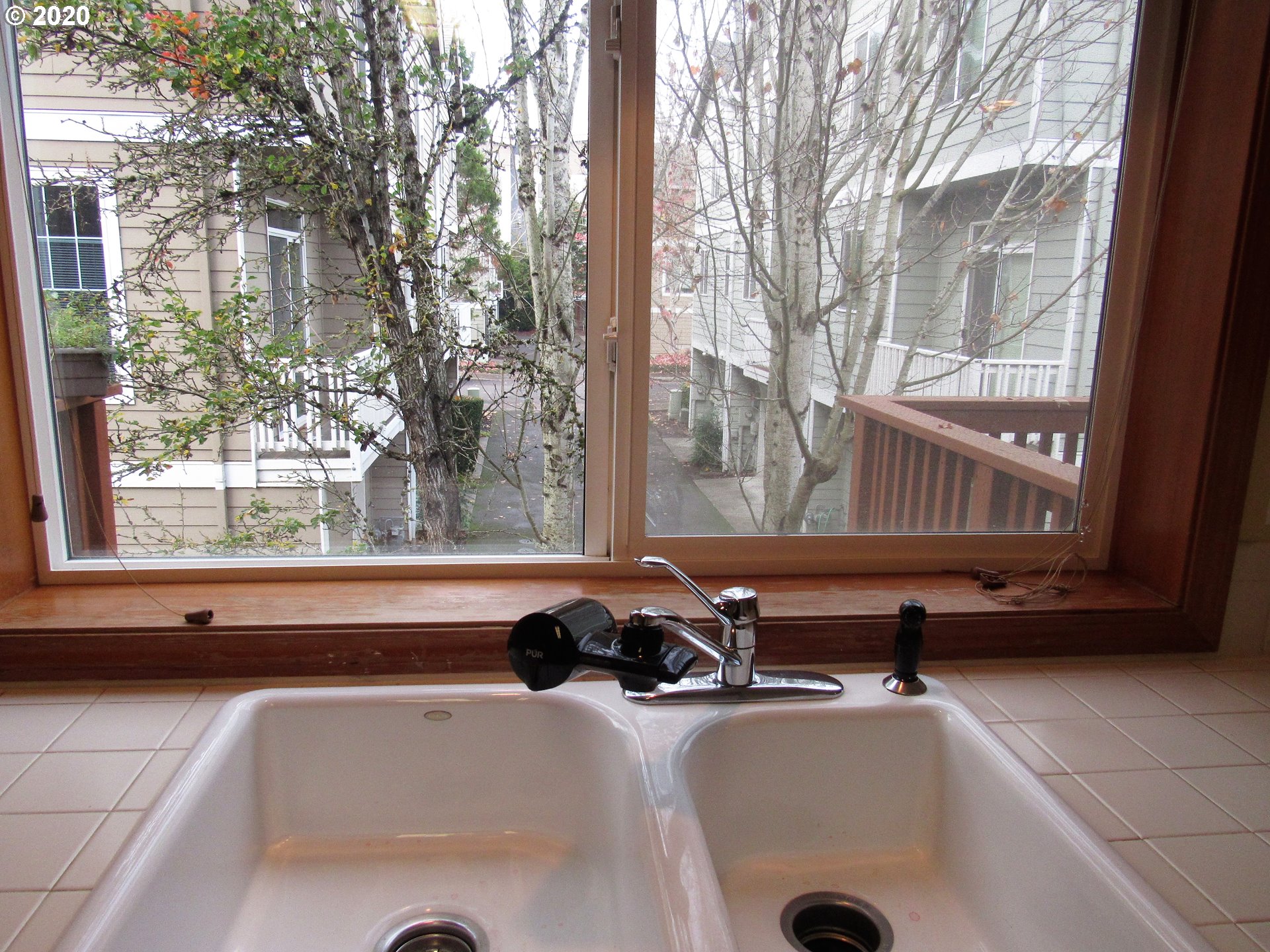 1244 Southwest 160th Avenue, Unit 101 Beaverton, OR 97006 - Photo 5 of 24 a bath tub sitting next to a window