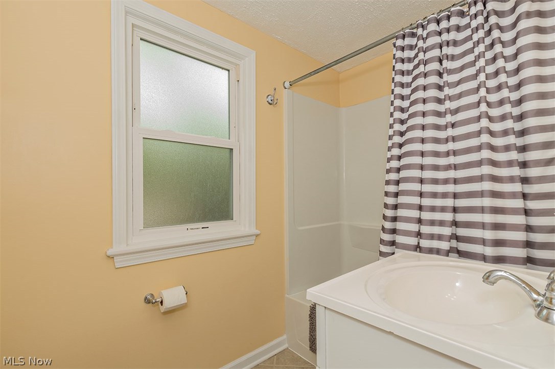 1160 Haselton Road Cleveland, OH 44121 - Photo 21 of 33 Nice updated full Bath on second floor...