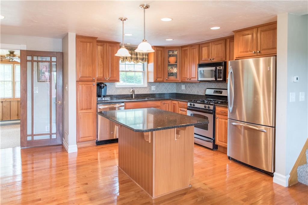 364 Lincoln Hall Road Elizabeth, PA 15037 - Photo 4 of 19 Immaculate kitchen. Spotless from top to bottom.