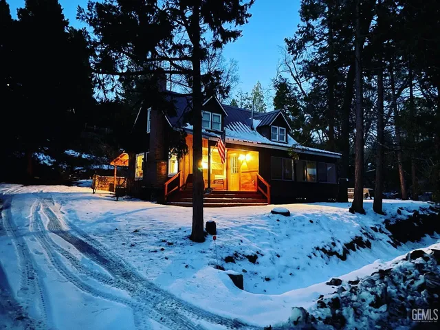 a view of a yard with a tree