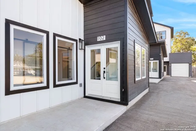 a view of an entryway of the house