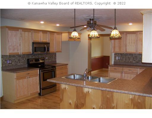 13 Woodberry Way Winfield, WV 25213 - Photo 3 of 8 Kitchen.