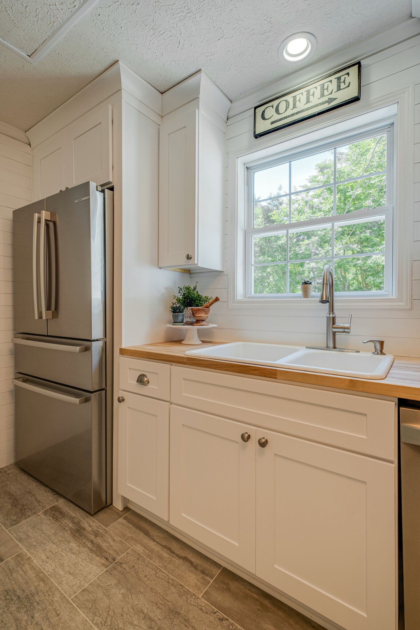 2540 Thompson Road Murfreesboro, TN 37128 - Photo 13 of 48 a kitchen with appliances cabinets and a sink