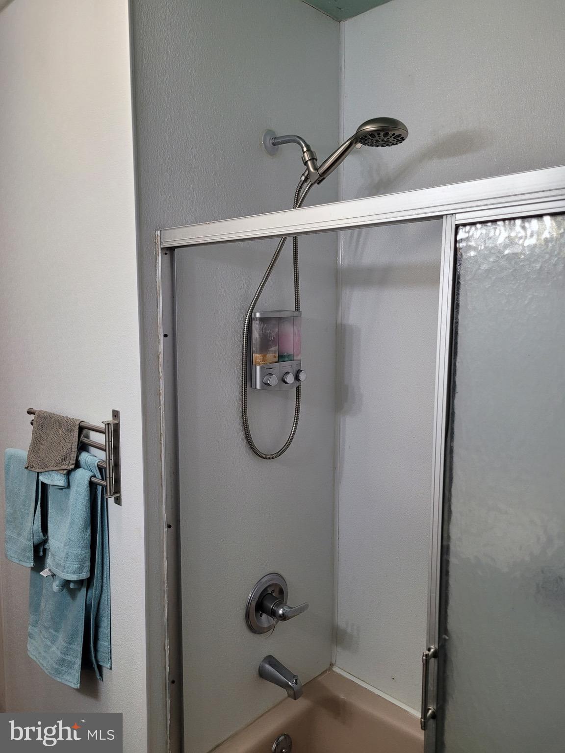 8106 Hog Neck Road Pasadena, MD 21122 - Photo 16 of 21 Bathroom