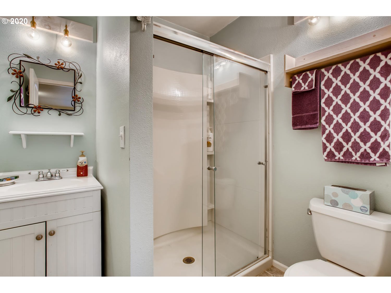8005 Southwest Locust Street Portland, OR 97223 - Photo 17 of 28 Bathroom