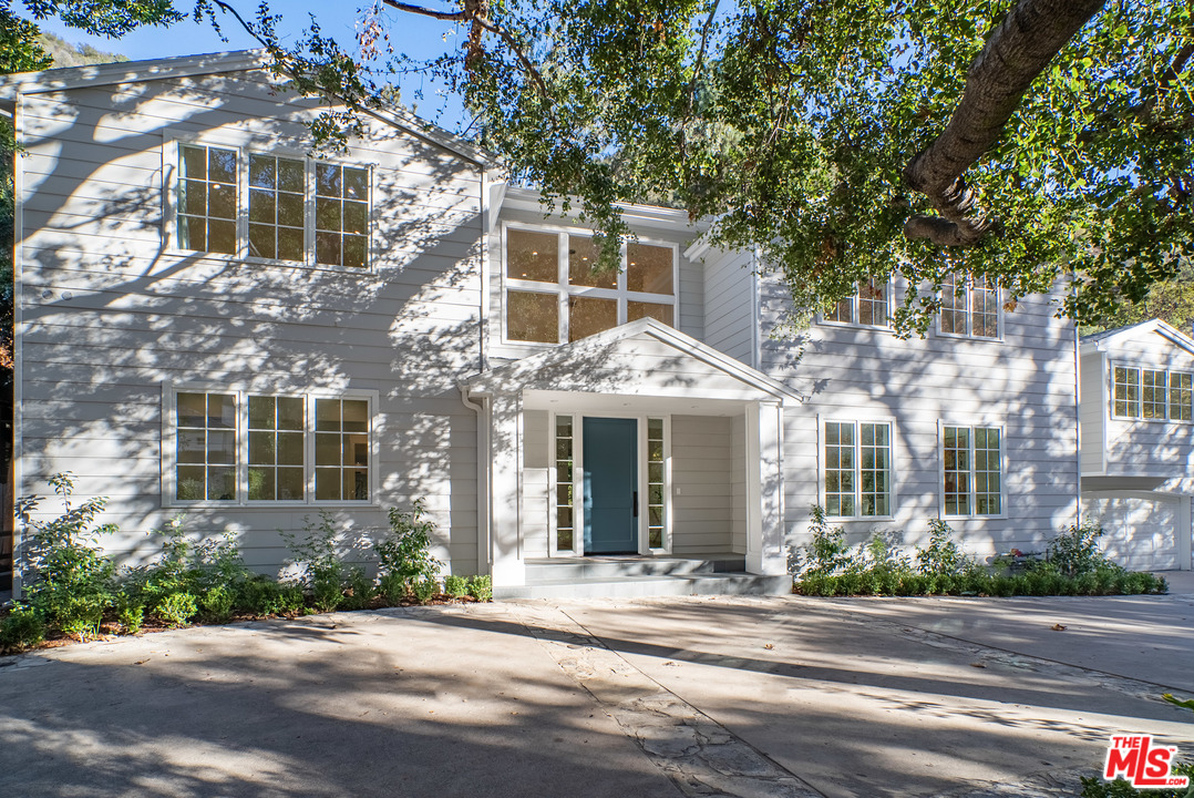2794 Mandeville Canyon Road Los Angeles, CA 90049 - Photo 2 of 18 front view of a house