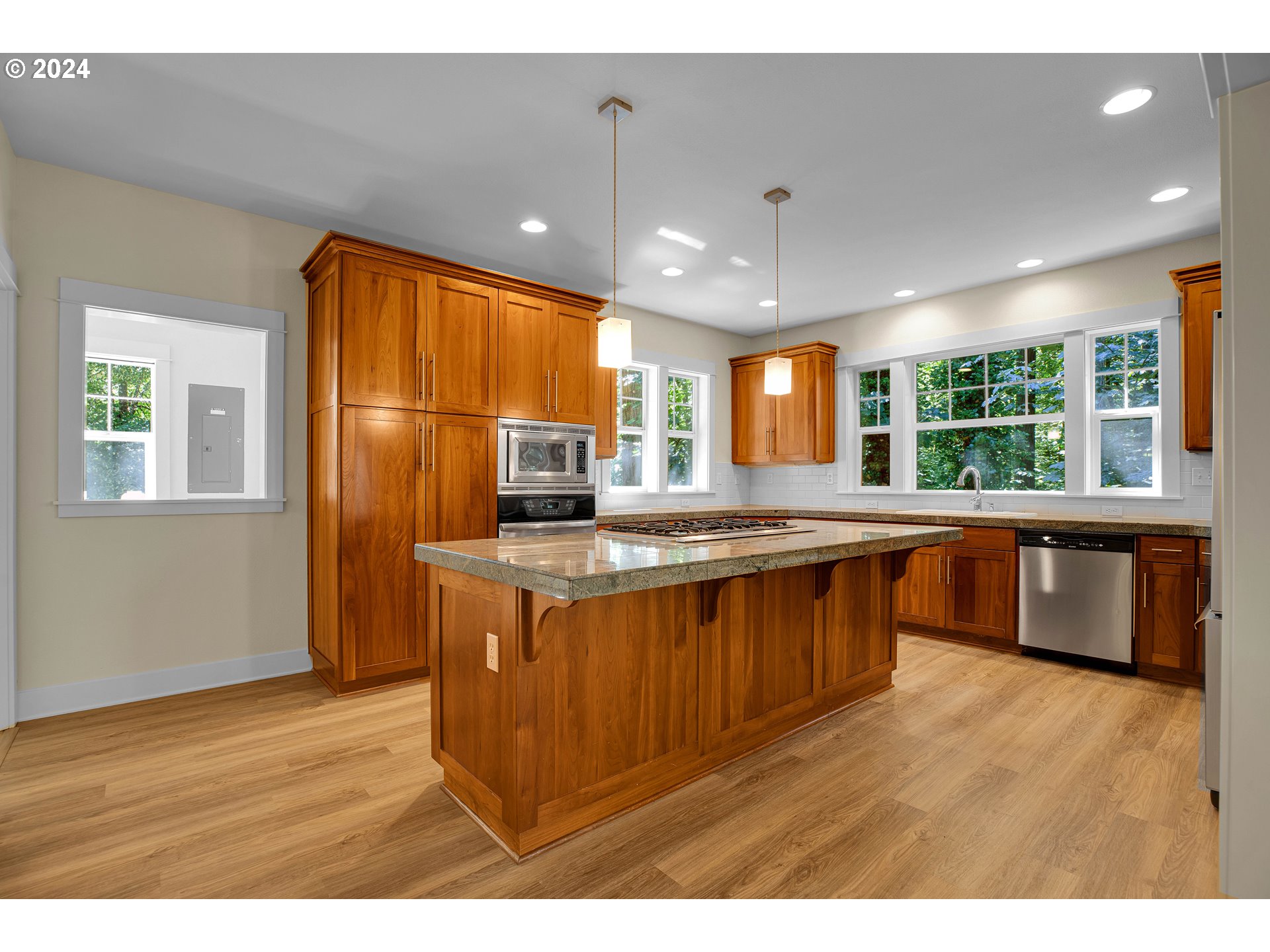 4204 Southwest Alice Street Portland, OR 97219 - Photo 15 of 48 Gallery Image 15