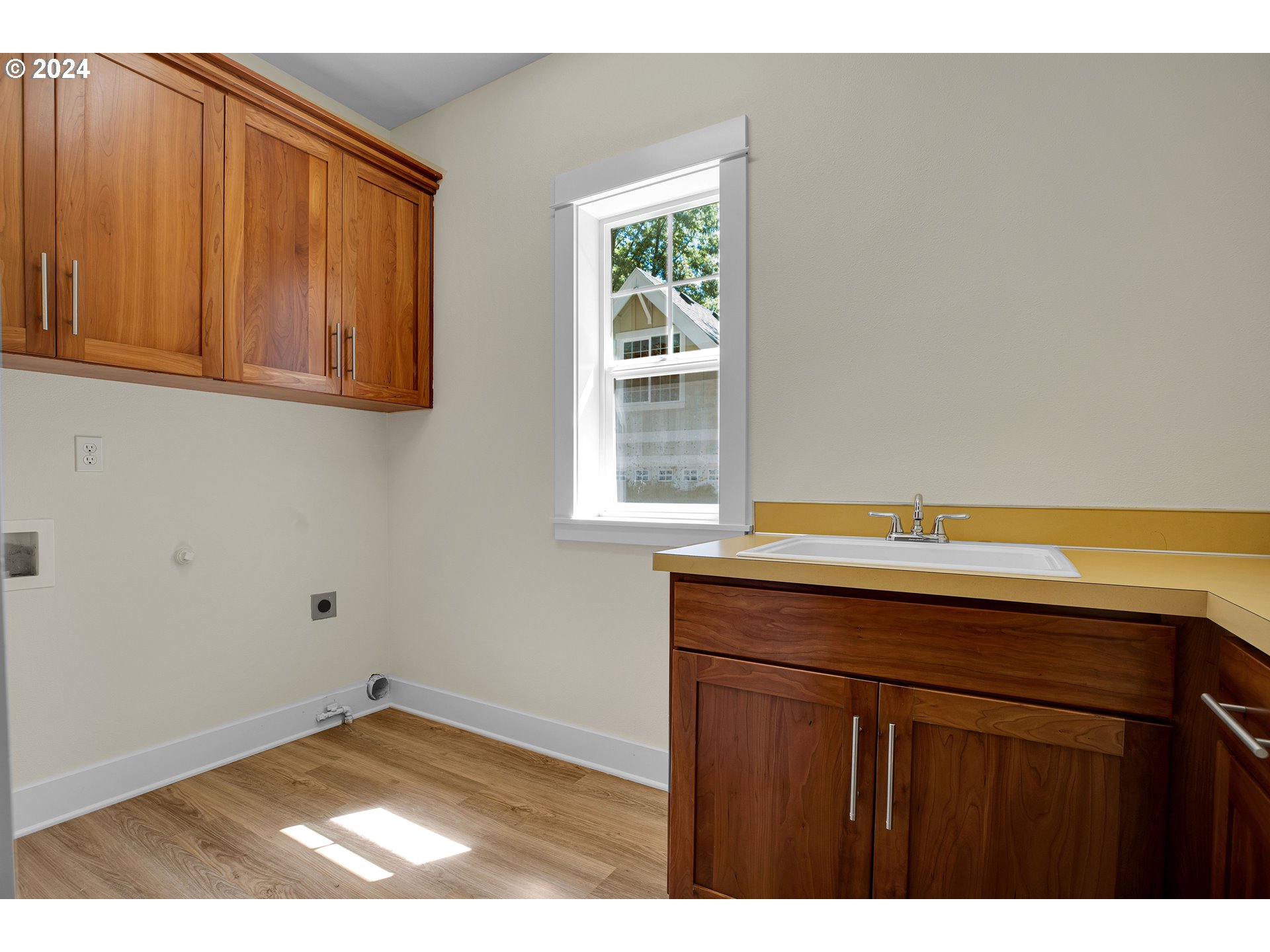 4204 Southwest Alice Street Portland, OR 97219 - Photo 22 of 48 Laundry
