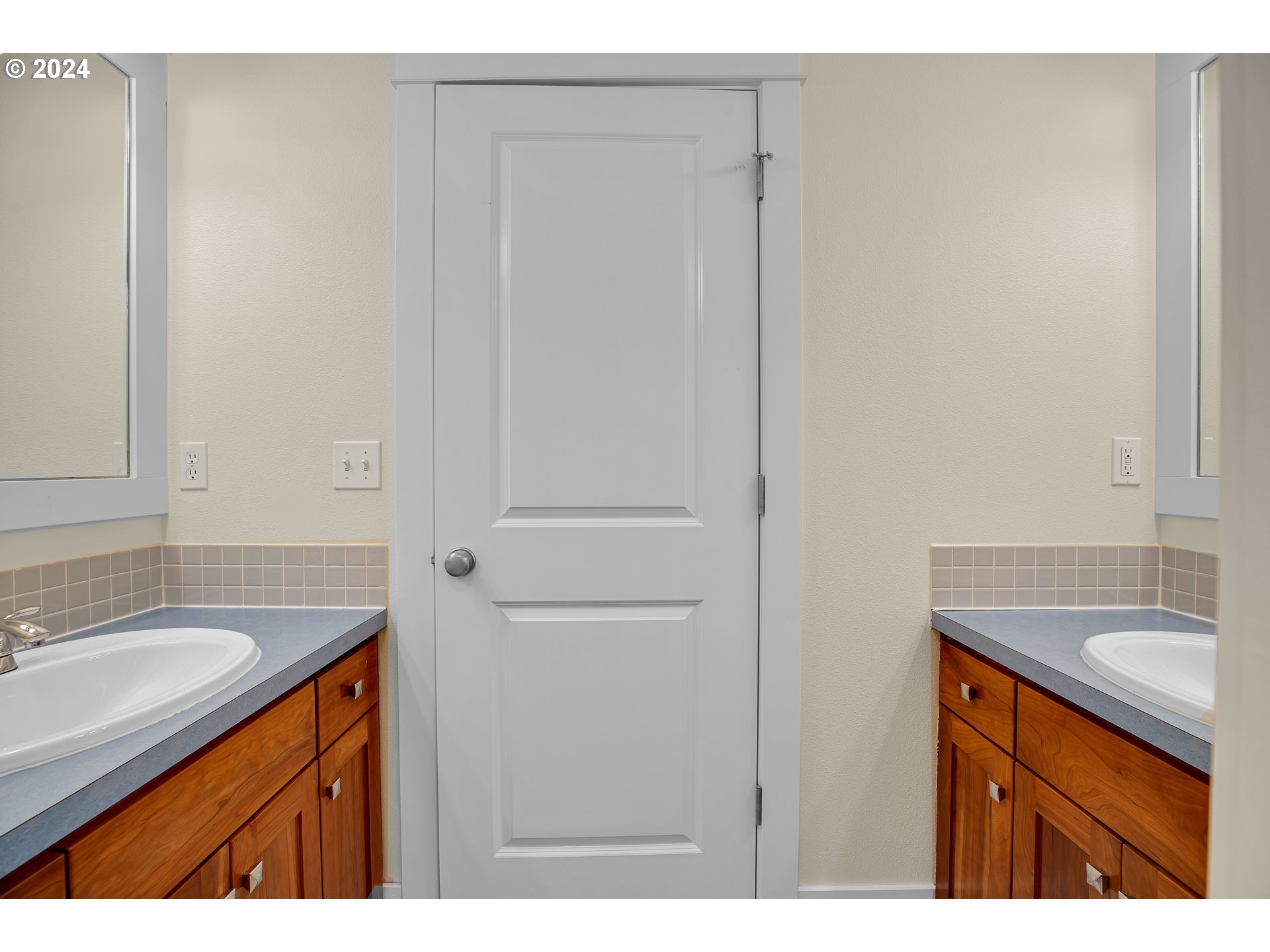 4204 Southwest Alice Street Portland, OR 97219 - Photo 40 of 48 Bathroom