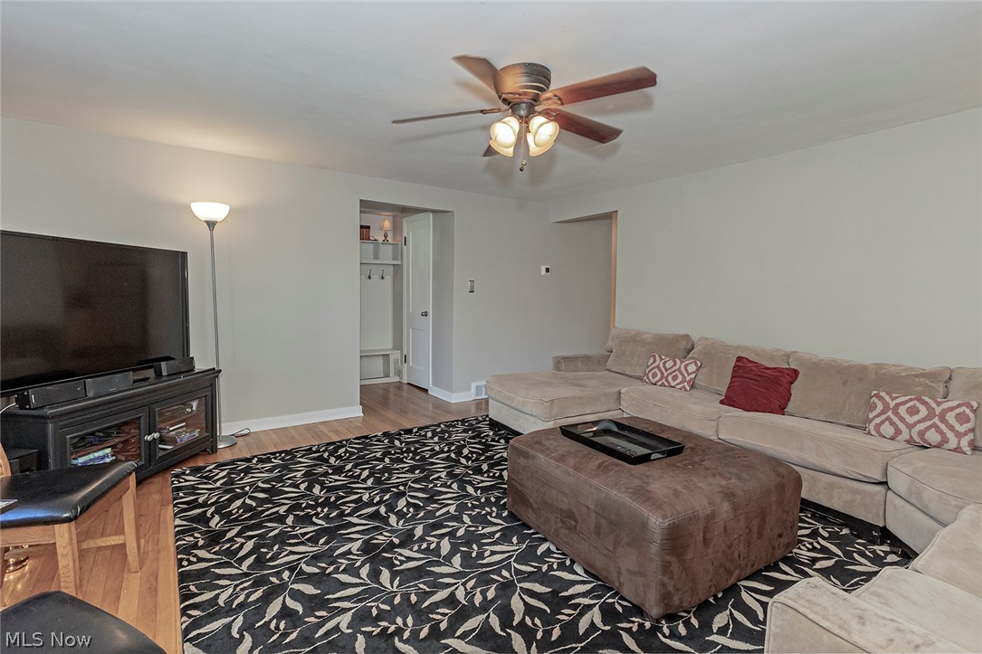 106 Fernwood Road Chagrin Falls, OH 44022 - Photo 7 of 28 Living Room