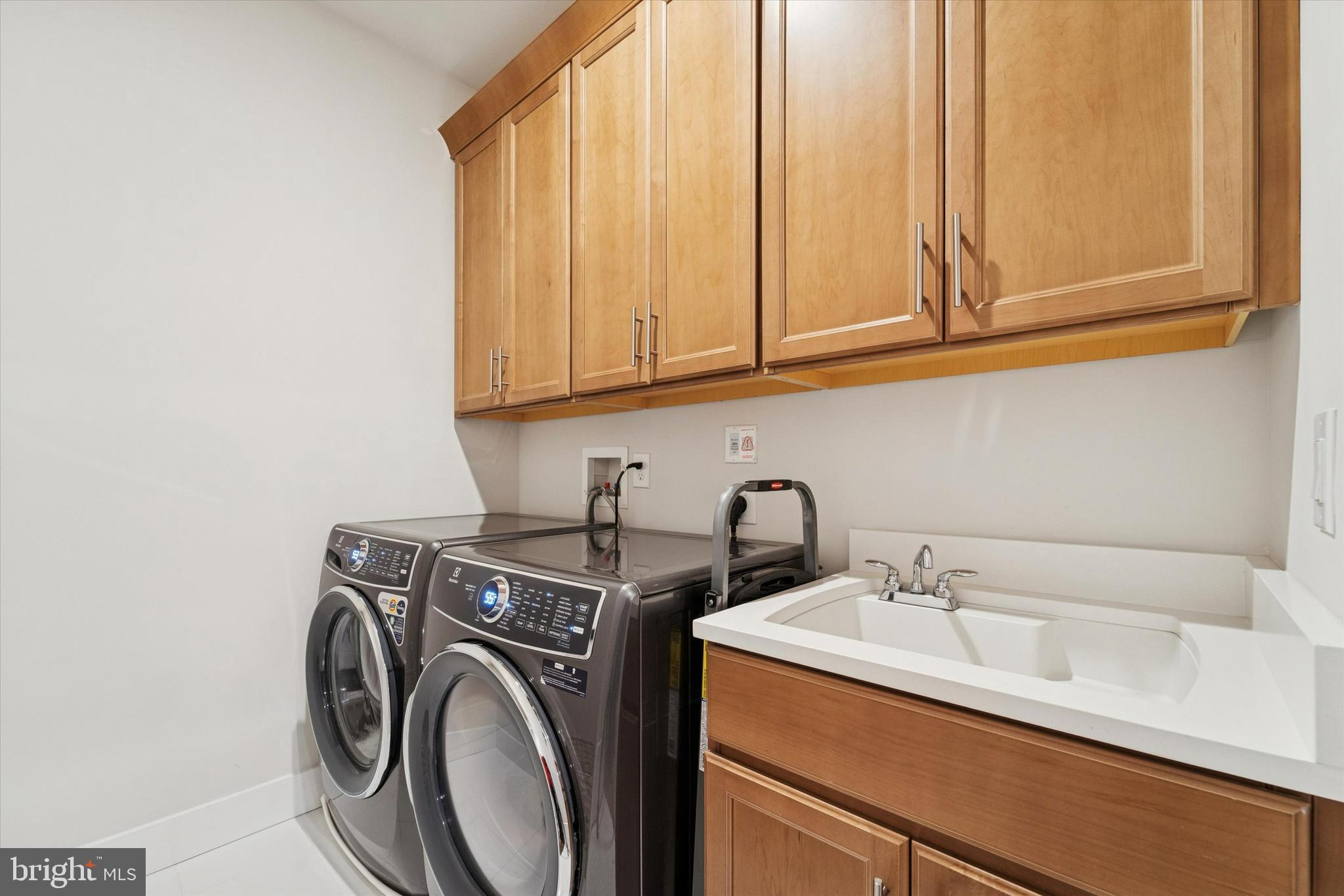 658 Levering Street Blue Bell, PA 19422 - Photo 28 of 38 a utility room with dryer and washer