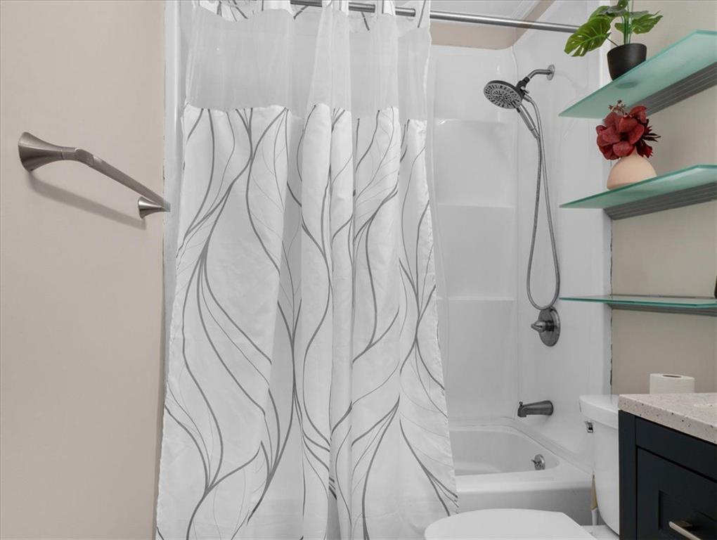 1115 Ila Road Commerce, GA 30530 - Photo 18 of 38 a bathroom with a shower curtain and a bathtub