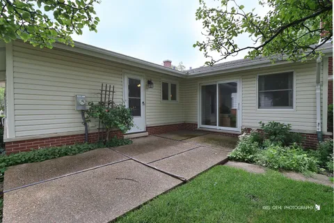 $400,000 | 518 Oak Street, Elk Grove Village, IL 60007