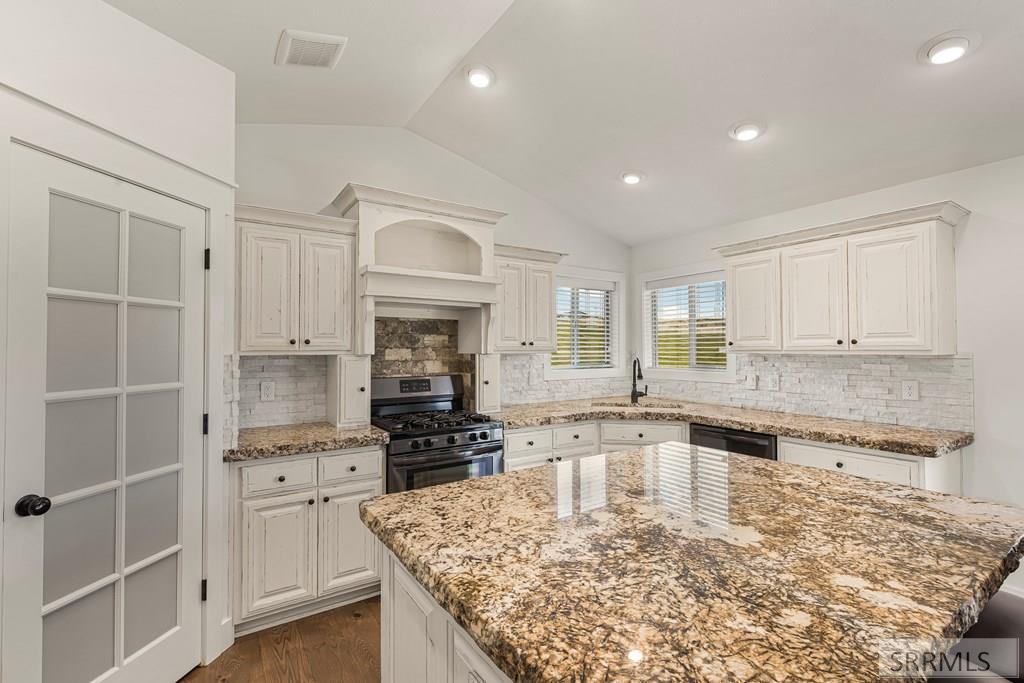 7232 East Middle Fork Road Idaho Falls, ID 83406 - Photo 14 of 72 Kitchen