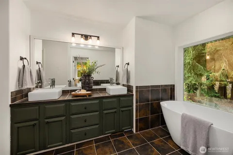 $1,250,000 | 16437 241st Avenue Southeast, Issaquah, WA 98027