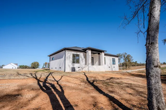 $369,999 | 200 Bear Drive, Loretto, TN 38469