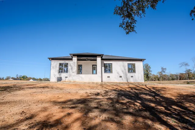 $369,999 | 200 Bear Drive, Loretto, TN 38469