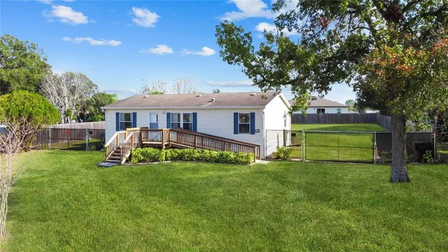 a view of a house with backyard