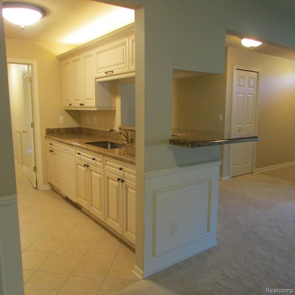 3655 Oakmonte Boulevard Rochester, MI 48306 - Photo 10 of 35 KITCHEN 2.jpg