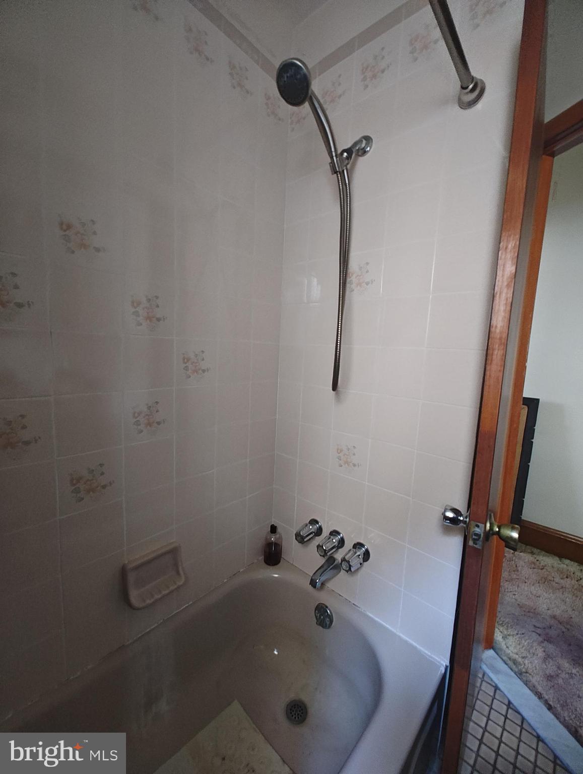 3274 Cedar Street Philadelphia, PA 19134 - Photo 14 of 18 a bathroom with a sink and a tub