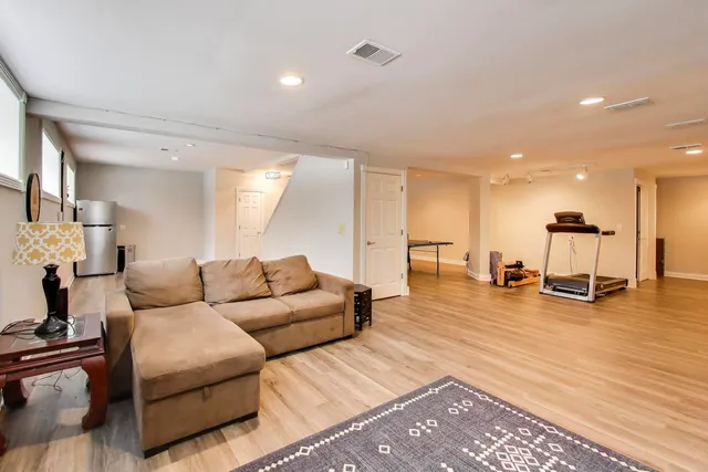 $969,000 | 16 Mulberry Drive, Hawthorn Woods, IL 60047