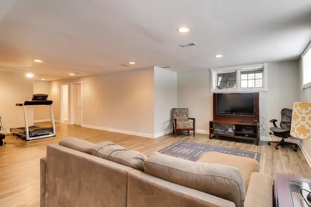 $969,000 | 16 Mulberry Drive, Hawthorn Woods, IL 60047