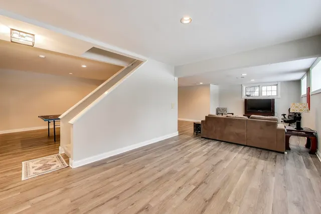 $969,000 | 16 Mulberry Drive, Hawthorn Woods, IL 60047