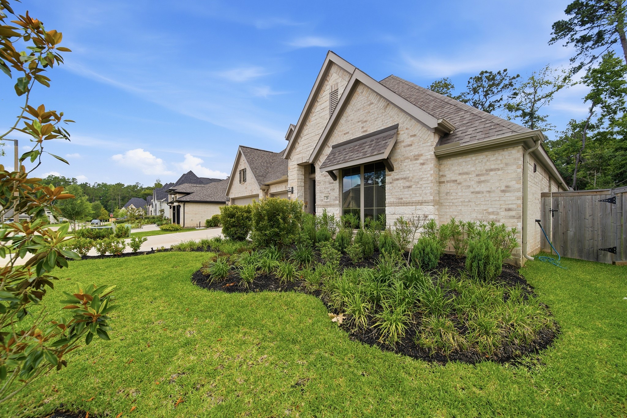 218 Wooded Rill Court Conroe, TX 77318 - Photo 4 of 50 Side View
