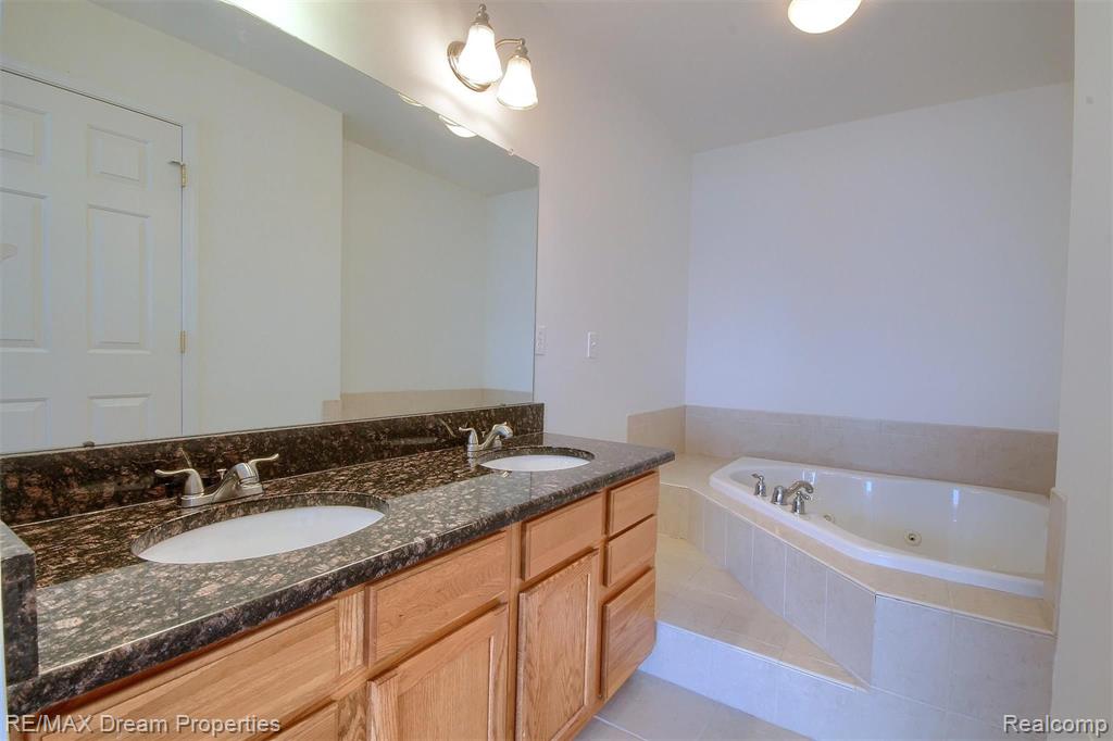 49015 Hawksburry Road Canton, MI 48188 - Photo 19 of 39