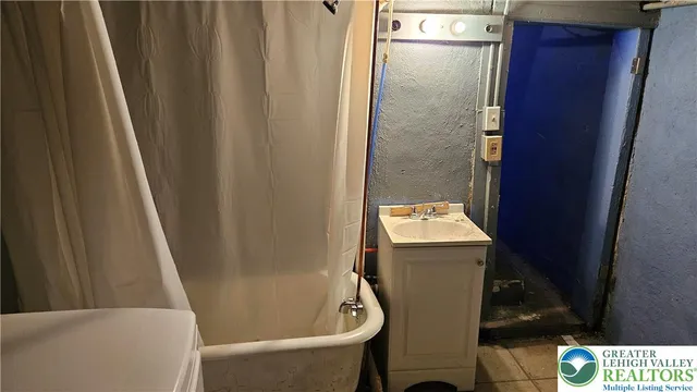 $1,350 | 509 North Railroad Street, Allentown, PA 18102