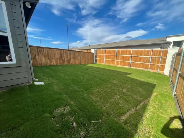 a view of a backyard