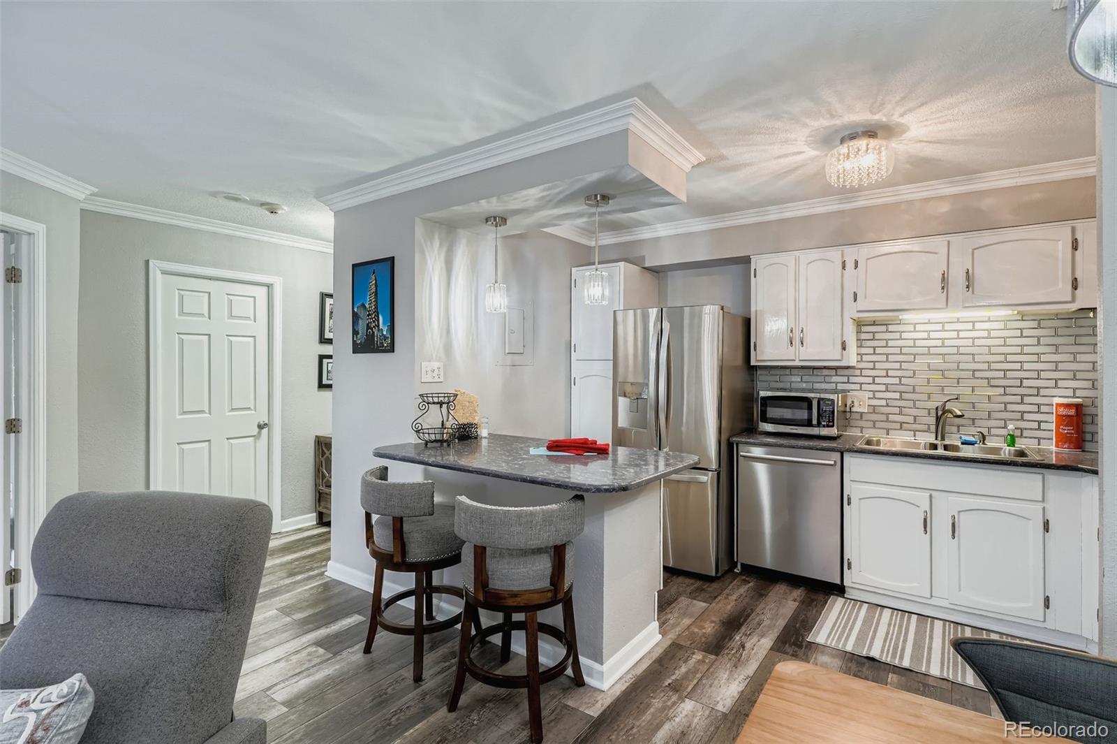 1625 Larimer Street, Unit 602 Denver, CO 80202 - Photo 7 of 22 a kitchen that has a table and chairs in it
