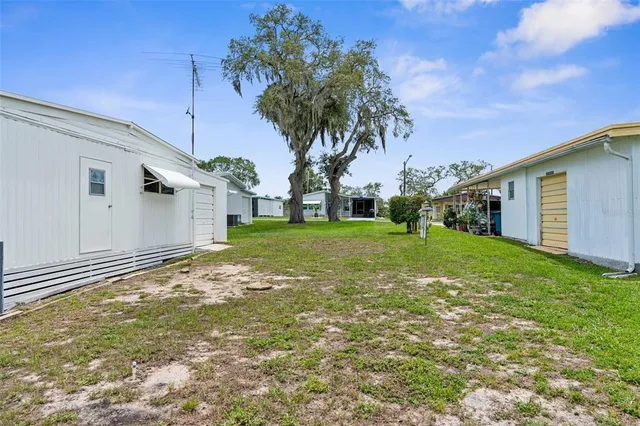 a view of a backyard