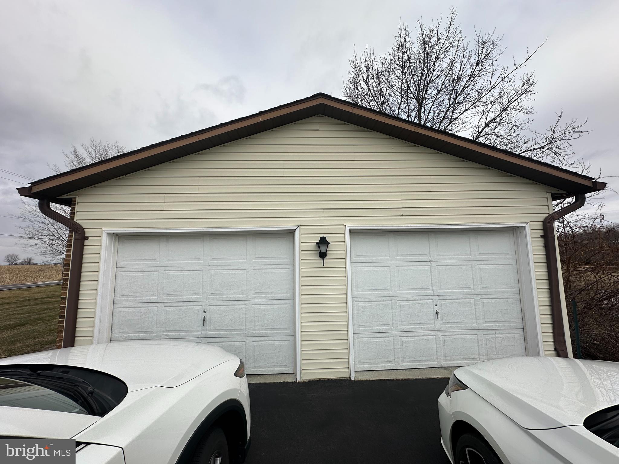 12103 Itnyre Road Smithsburg, MD 21783 - Photo 7 of 84 a view of a garage and car parked
